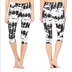 Alo Yoga Airbrush Capri Crop Leggings White Black Tie Dye Large Cow Print Active
